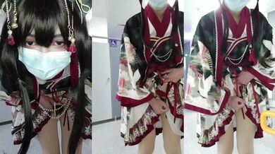 超牛逼-厕所惊魂-聆风 二次元现身，大叔们纷纷不理解，惊吓一跳，有的还肆意咳嗽，小妖淡定如雷，全程高调撸喷射！